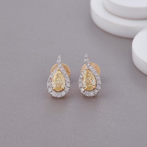 Boucles d'oreilles clous halo en diamant de laboratoire jaune taille poire certifié IGI, or jaune/blanc/rose 9K, forme poire - Product Image 1