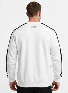 ONETEN APPAREL เสื้อสเวตเชิ้ตคอกลมสีขาวสำหรับผู้ชาย ลายแถบสีดำ สปอร์ต พูลโอเวอร์ - Product Image 3
