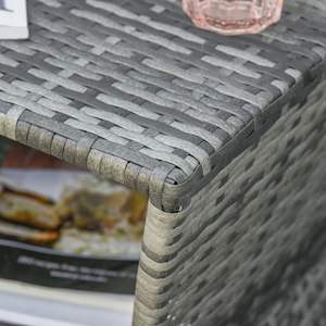 Mesa Auxiliar de Mimbre de Ratán Gris Mixto para Patio, Jardín o Exteriores, con 2 Niveles de Almacenamiento y Sombrilla - Product Image 4