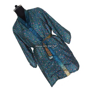 KS012 Magnifique veste en soie vintage à motifs floraux, style bohème, courte, faite à la main avec ceinture, kimono court en sari vintage - Product Image 2