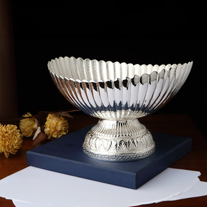 Plateau élégant en métal argenté poli fait main, bord cannelé, base ornée, vaisselle résidentielle, centre de table décoratif - Product Image 1