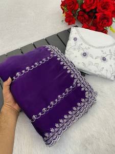Sari de satén bordado con hilo multicolor y bordes de c pallu con trabajo de calado, y blusa de seda mono blanca en contraste, ropa festiva. - Product Image 1