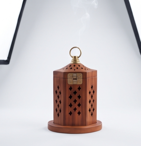 Brûleur d'encens décoratif en bois de manguier en forme de tour hexagonale avec support découpé en laiton pour yoga et spa - Product Image 2