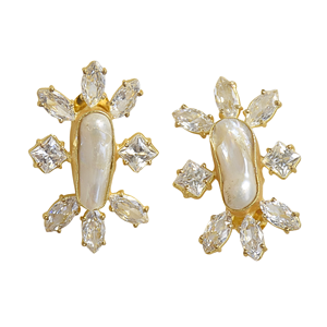 Boucles d'oreilles vintage baroques en perles et zirconiums cubiques - Bijoux en laiton plaqué or 18 carats faits à la main de luxe pour femmes - Product Image 3