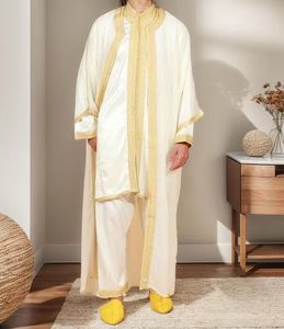 Abaya élégante pour femme en soie anti-rides avec broderie dorée, col montant, manches longues, longueur ras du sol, toutes saisons - Product Image 1