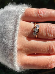 Bague de fiançailles en or 14K gradué avec diamant de laboratoire, trois pierres, style bypass, trilogie antique, sertie de milgrain, cadeau d'anniversaire - Product Image 2