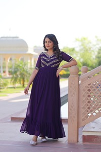 Magnifique tenue de mariage indienne et pakistanaise, richement brodée de sequins et de fils multiples, Salwar Kameez Anarkali effet fleuri. - Product Image 3
