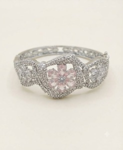 Bracelet ouvrable en forme de poire avec motif floral et diamants AD, en cristal brillant, pour femme, bijoux de mode raffinés pour mariée traditionnelle - Product Image 1