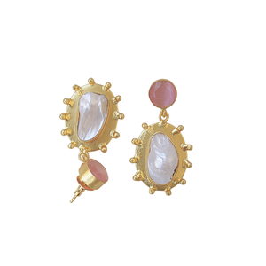 Pendientes de Perlas Barrocas Chapados en Oro con Detalles Rosados, Pendientes de Aro con Piedras Semipreciosas, Joyería al por Mayor - Product Image 2