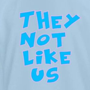 เสื้อยืดแขนสั้นลายกราฟิกสีฟ้าอ่อนสำหรับเด็ก พิมพ์ลายตัวอักษร "They Not Like Us" คอกลม สวมใส่สบายทุกวัน แฟชั่นสำหรับเด็ก - Product Image 3