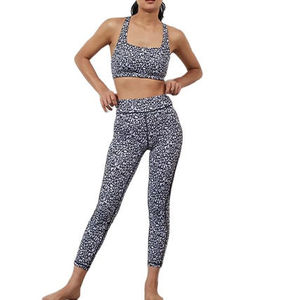 Conjunto de Yoga sin Costuras para Mujer, Top Corto con Bloques de Color Blanco y Negro, Leggings de Cintura Alta, Estilo Racerback, Ropa Deportiva de Dos Piezas - Product Image 3