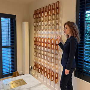 Escultura de Pared de Resina Hecha a Mano con Eslabones de Cadena, Forma Irregular, Decoración Moderna para el Hogar, Pieza de Arte - Product Image 1
