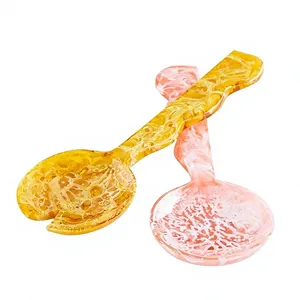 Juego de 2 Cucharas para Servir Ensaladas con Patrón de Resina Rosa Ámbar, Mango Largo, Utensilios Creativos y Novedosos para Servir - Product Image 3