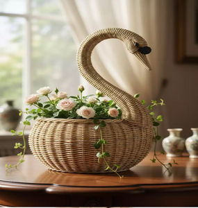 Panier à plantes en rotin tressé artisanal en forme de cygne pour plantes d'intérieur et arrangements floraux, disponible à prix de gros. - Product Image 1
