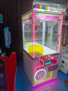 เครื่องเกมจับตุ๊กตา Neon Doll Catcher DX 1 PL แบบหยอดเหรียญแลกของรางวัล อุปกรณ์เกมส์เชิงพาณิชย์สำหรับศูนย์รวมความบันเทิง - Product Image 2