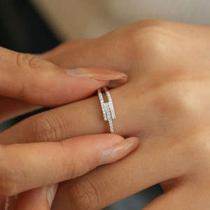 Bague de Fiançailles Classique Triple Bande Pavée en Argent Sterling 925 avec Moissanite et Diamant, Idéale pour les Fêtes et Cadeau pour Femme - Product Image 2