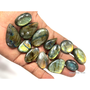 ลาบราดอไรต์สีเหลืองธรรมชาติ รูปทรงคาโบชอง ขนาดคละ 20 ถึง 30 มม. ประมาณนั้น - Product Image 2