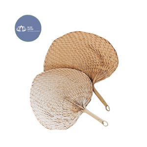 [MEJOR VENDIDO] |   Abanico de Mano Tejido con Hojas de Palma, Suministro al por Mayor |   Ventilador portátil de mano para recuerdo de boda, evento, fiesta, Vietnam - Product Image 1