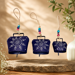 Trio de clochettes suspendues « Midnight Bloom » : Décoration festive artisanale avec motifs floraux complexes pour des espaces élégants - Product Image 1
