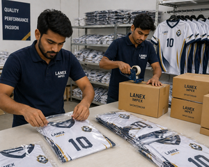 Ensemble d'uniformes de football blanc et marine de qualité supérieure avec accents dorés, kit de football respirant en polyester avec design personnalisé numéro 10 pour équipe - Product Image 6