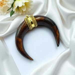 Pendentif en os de buffle naturel en forme de croissant avec anneau en laiton poli, thème animal, objet de collection artistique - Product Image 1