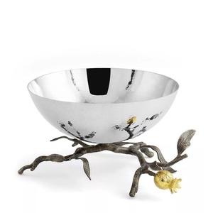 Bol de service moderne en métal avec support en forme de branche et détail grenade doré, poli à la main, pour le service des aliments - Product Image 1