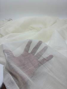 Écharpe en coton et soie Khadi, tissée à la main, accessoire texturé alliant le confort du coton naturel et l'élégance de la soie, pour les passionnés de mode. - Product Image 5