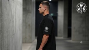 Camiseta de punto transpirable de algodón grueso de corte regular para hombre, estilo streetwear, lisa, con logo frontal y cuello redondo de manga corta - Product Image 5