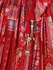 Conjunto de Lehenga Rojo de Seda Chinnon con Blusa Bordada y Dupatta de Chifón, Estilo Bollywood para Fiestas y Celebraciones - Product Image 6