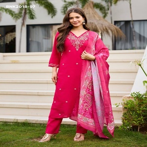 Seda romana de la mejor calidad con bordado y trabajo manual, buti y cuello recto, kurti-pantalón, dupatta con estampado digital a precio de mayorista. - Product Image 1