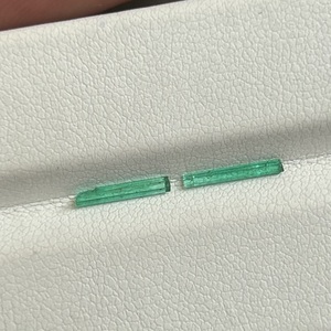 Émeraude afghane naturelle 0,28 carat, lot de 2 pierres brutes de Panjshir en forme de crayon pour la découpe lapidaire et la création de bijoux sur mesure - Product Image 1