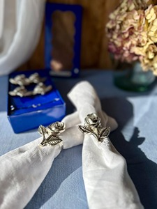 Anneau de serviette en forme de rose, finition argentée, parfait pour une mise en scène élégante de la table et la décoration de la salle à manger, fabriqué à la main en Inde. - Product Image 2