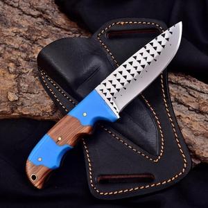 Cuchillo de caza y desollado estilo vaquero occidental hecho a mano Nordic Forge de 9 pulgadas, hoja raspada personalizada con punta caída, grado industrial, madera de olivo azul - Product Image 1