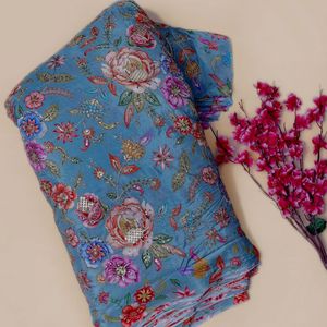 Tissu en crêpe de soie bleu ardoise brodé de fleurs, avec travail de sequins et motif Paisley, pour vêtements féminins modernes, poids moyen, pour mariage/occasion spéciale - Product Image 1