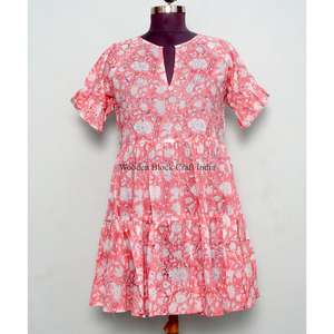 Vestido corto floral de paisley de calidad premium para mujer que ofrece el equilibrio perfecto entre comodidad y estilo, ideal para usar como vestido de playa. - Product Image 1