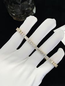สร้อยข้อมือเทนนิสทรงเหลี่ยมประดับเพชรโมอิสซาไนต์สีทองหรูหรา ดีไซน์แบบช่องฝัง ประกายระยิบระยับ เหมาะสำหรับทั้งชายและหญิง ชุบทอง ได้รับการรับรองจาก GRA สำหรับโอกาสครบรอบ - Product Image 4