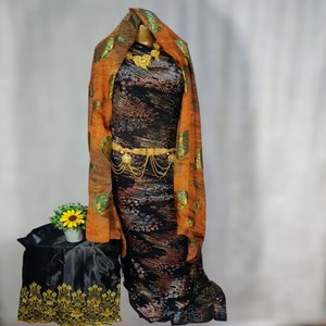 Conception de Dirac en velours Maqbal somalien violet foncé avec tissu de robe de mariée traditionnelle de couleur décolorée pour les femmes somaliennes - Product Image 5