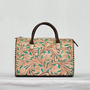 Sac de voyage de luxe en cuir véritable, orné de motifs floraux, fait main, avec fermeture éclair, design durable, couleur turquoise et beige - Product Image 1