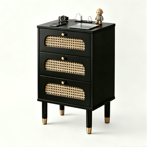 Comodino Nero a 3 Cassetti con Frontali in Rattan Intrecciato, Presa di Corrente Integrata, Mobiletto da Comodino in Quercia Assemblato - Dimensioni - Product Image 4