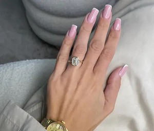 Élégante bague solitaire en diamant taille émeraude avec bande polie, un chef-d'œuvre de joaillerie de luxe pour fiançailles, anniversaire ou mariage. - Product Image 6