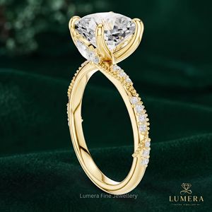Bague de fiançailles intemporelle à quatre griffes avec grand diamant unique, design pavé, pierres latérales marquise et coussin brillant, style tendance - Product Image 3