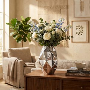 Vase géométrique facetté en laiton et acier inoxydable de 24 cm, poli miroir argenté, fait main, pour la décoration intérieure, les hôtels et les mariages - Product Image 2