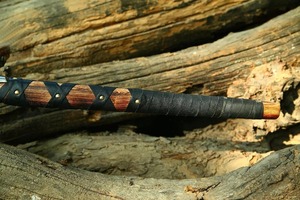 Hacha Tomahawk Premium Hecha a Mano para Acampar, con Mango Envuelto en Cuero y Madera, y Cabeza de Acero, para Uso en Campamentos - Product Image 3