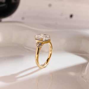 Anillo de compromiso de 2.52 CT con corte hexagonal, cultivado en laboratorio, con engaste de bisel y tres piedras, para mujer, de oro macizo de 14K, para regalo de promesa nupcial. - Product Image 6