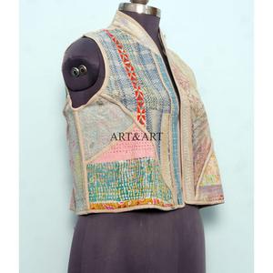 Chaleco Kantha hecho a mano en India, ecológico, de invierno, para mujer, estilo vintage, con patchwork, cuello en V, sin mangas, de algodón. - Product Image 4