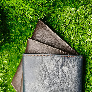 กระเป๋าสตางค์หนังวัวลายเรียบพรีเมียมสำหรับผู้ชาย ดีไซน์แบบพับสองตอนเรียบง่าย พร้อมการเย็บด้ายสีแดงที่ทนทานและกระดุมแป๊ก - Product Image 5