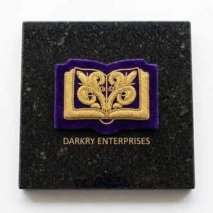 ตราสัญลักษณ์เมสันรูปดาบไขว้ทำจากลวดเงินสั่งทำพิเศษ  พร้อมผ้ากำมะหยี่สีฟ้าอ่อนทรงกลม  ปักมือโดยช่างผู้เชี่ยวชาญ - Product Image 2