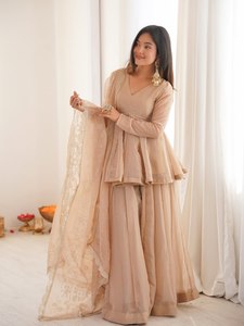 ชุดสัลวาร์ คามีซสีเบจสไตล์ชาติพันธุ์สำหรับผู้หญิง ชุดเสื้อเปปลัมและกางเกงปาลาซโซ่ สำหรับงานแต่งงาน งานปาร์ตี้ และงานอีด - Product Image 2