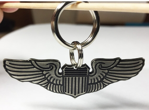 Construcción metálica de calidad premium. Diseño detallado de escudo con alas. Ideal para llaves, bolsos o regalos. - Product Image 5