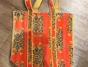 Sac fourre-tout en velours imprimé floral matelassé Inde. Sac à bandoulière indien bohème matelassé, rouge et vert, à fleurs, fait main - Product Image 2